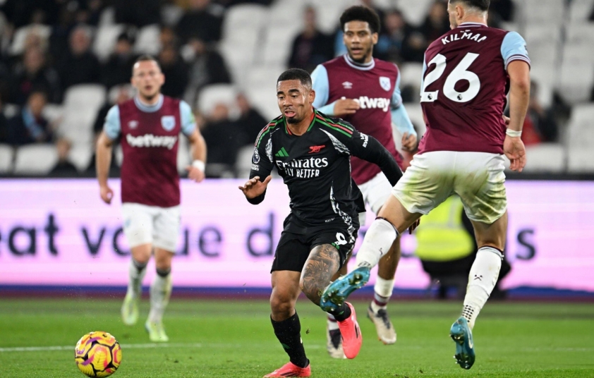 Màn trình diễn tệ hại của Jesus và Sterling khiến người hâm mộ Arsenal bất bình