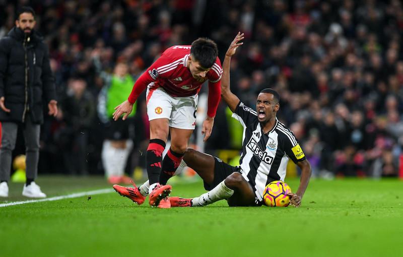 Jamie Carragher vạch trần điểm yếu của Man United trong thất bại bẽ mặt của Lisandro Martinez