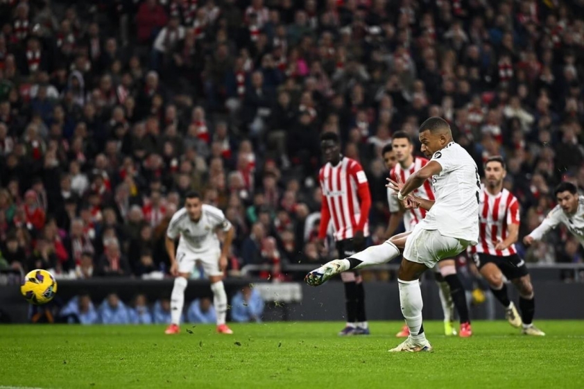 Đoạn đường gập ghềnh phía trước của Kylian Mbappé tại Real Madrid khi Ancelotti ám chỉ khả năng loại khỏi đội hình chính