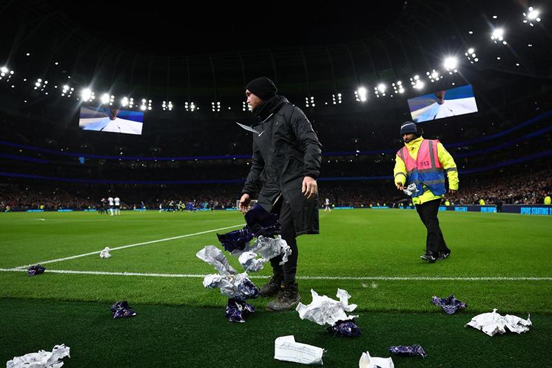 Spurs đối mặt với án phạt sau hành động phá hoại của cổ động viên trong trận thua Chelsea