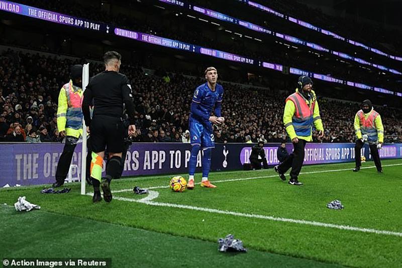 Spurs đối mặt với án phạt sau hành động phá hoại của cổ động viên trong trận thua Chelsea