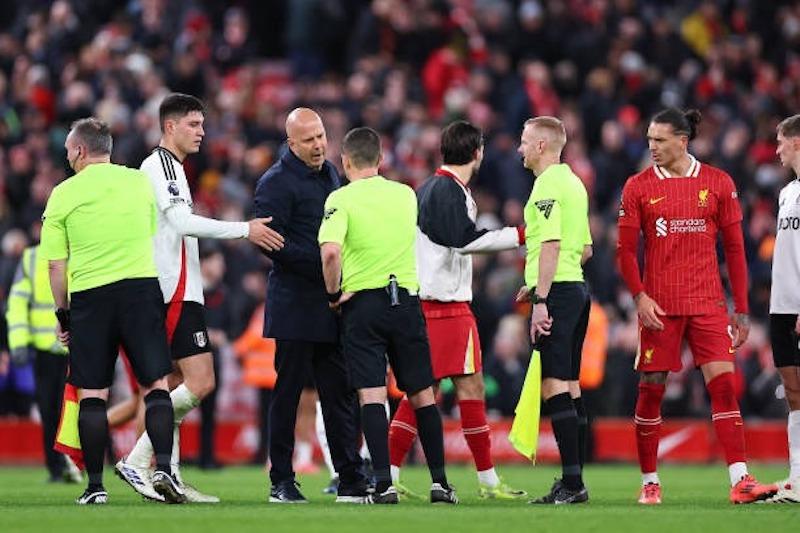 Án phạt treo giò dành cho HLV Arne Slot của Liverpool Không được chỉ đạo trận cầu quan trọng