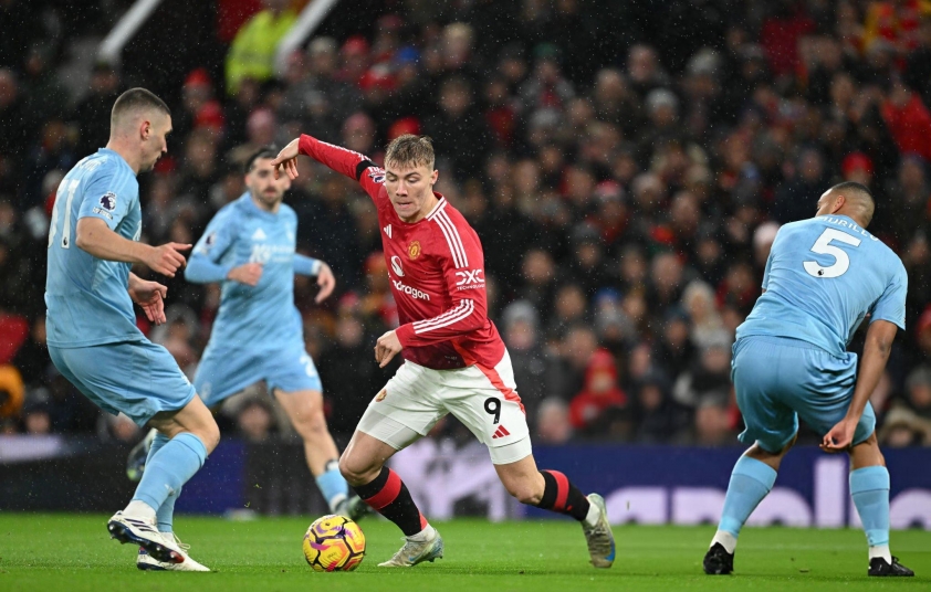 Gary Neville kêu gọi Ten Hag ổn định đội hình Manchester United