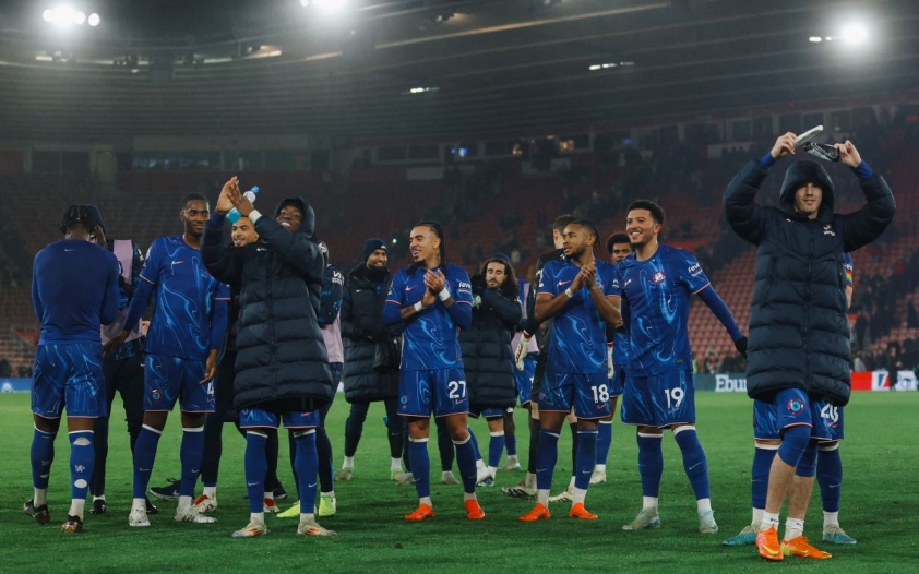Gary Neville kêu gọi Ten Hag ổn định đội hình Manchester United