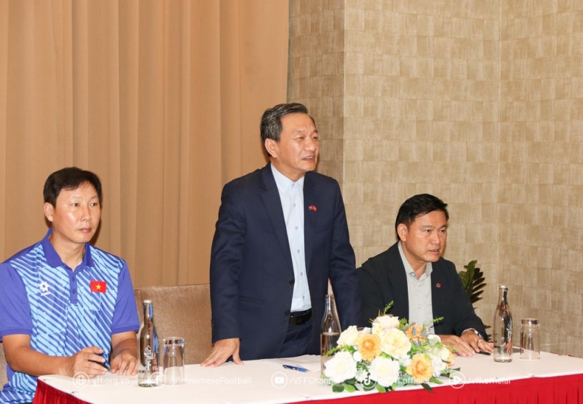 Đội tuyển Việt Nam nhận sự quan tâm, động viên từ Đại sứ Việt Nam tại Lào