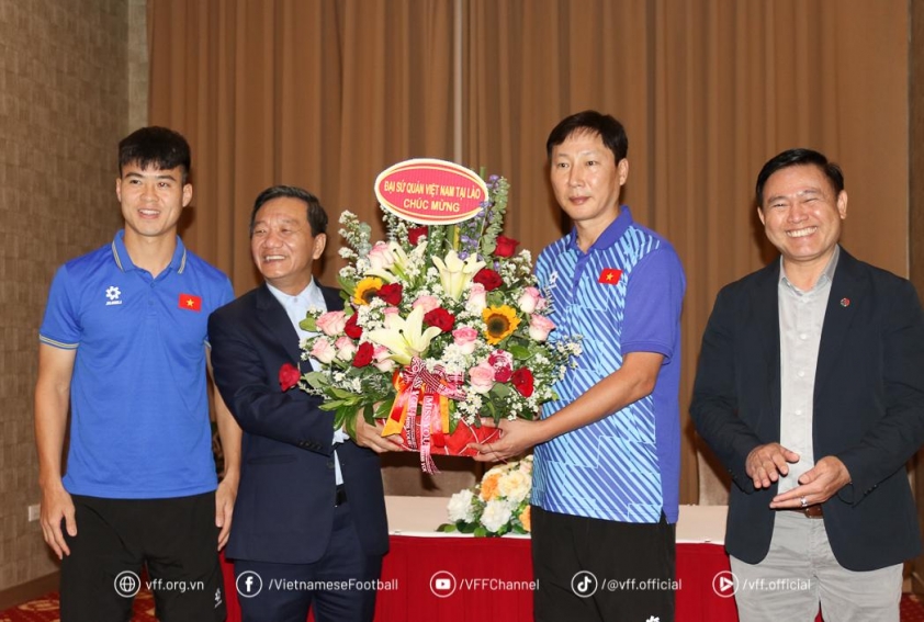 Đội tuyển Việt Nam nhận sự quan tâm, động viên từ Đại sứ Việt Nam tại Lào