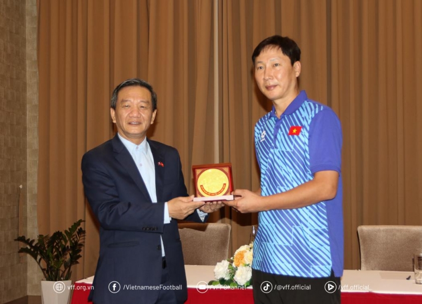 Đội tuyển Việt Nam nhận sự quan tâm, động viên từ Đại sứ Việt Nam tại Lào