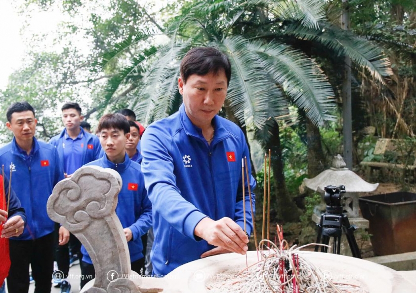 HLV Kim Sang Sik lần đầu dâng hương tưởng niệm các Vua Hùng, tiếp thêm động lực cho ĐT Việt Nam