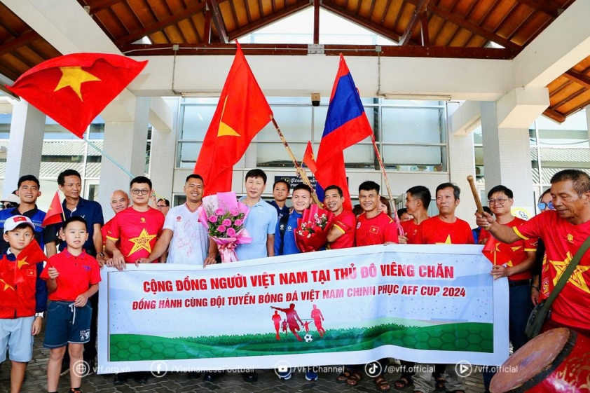 Nguyễn Xuân Son vỡ òa trong vòng tay nồng ấm của người hâm mộ Việt tại Lào
