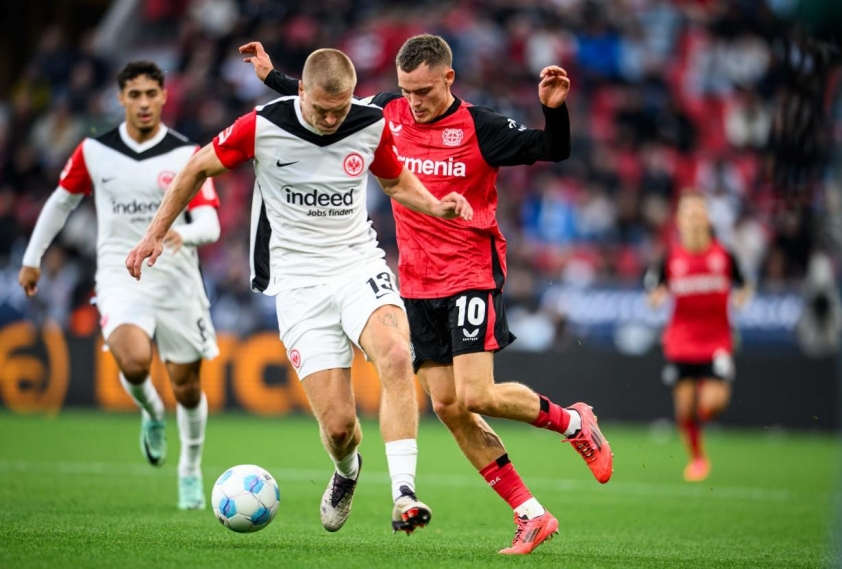 Bayer Leverkusen thể hiện sức mạnh ngược dòng, đánh bại Eintracht Frankfurt 2-1 để bảo vệ ngôi đầu Bundesliga