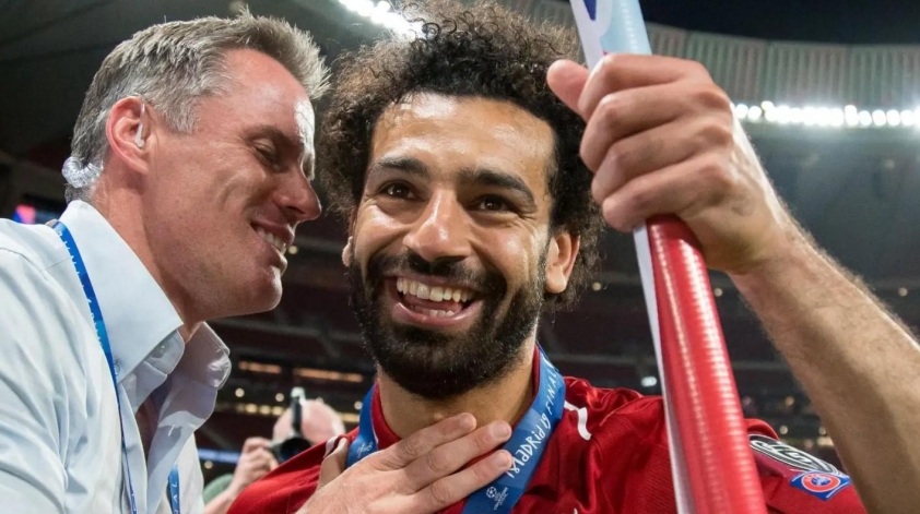 Salah chế giễu Carragher, làm phức tạp thêm tình hình hợp đồng tại Liverpool