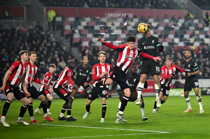 Liverpool Đánh Bại Brentford 2-0 Nhờ Cú Đúp của Nunez, Vững Chắc Ngôi Đầu Bảng Premier League