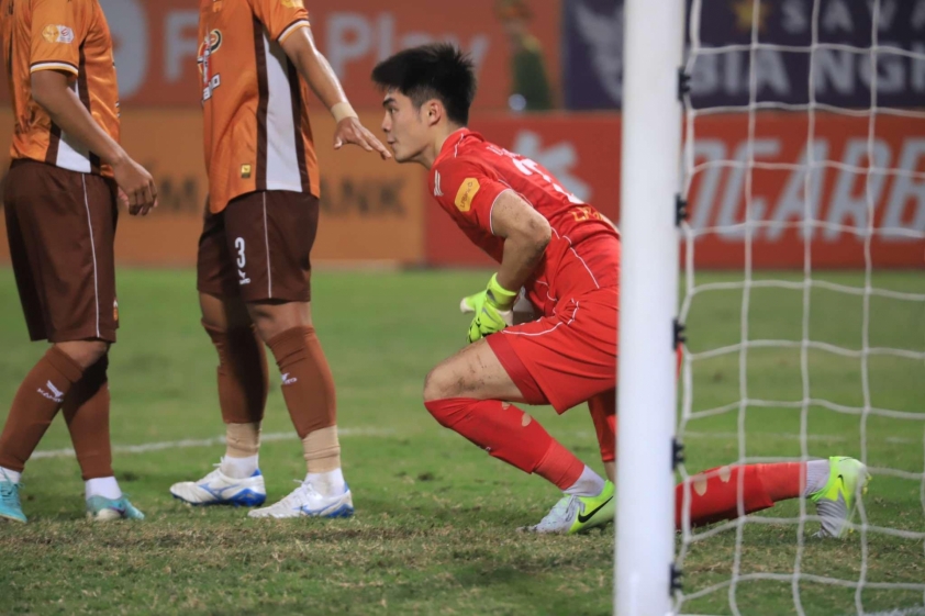 Thủ môn Trần Trung Kiên: Ngôi sao tỏa sáng, đưa HAGL đánh bại Hà Nội FC