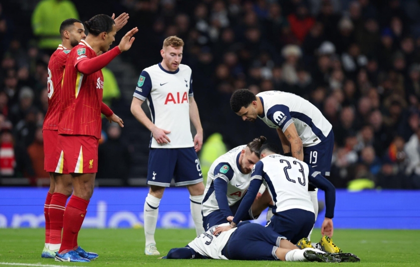 Rodrigo Bentancur gặp chấn thương nghiêm trọng trong trận đấu giữa Liverpool và Tottenham