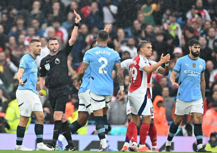 Trọng tài Michael Oliver và những hệ lụy từ những quyết định gây tranh cãi
