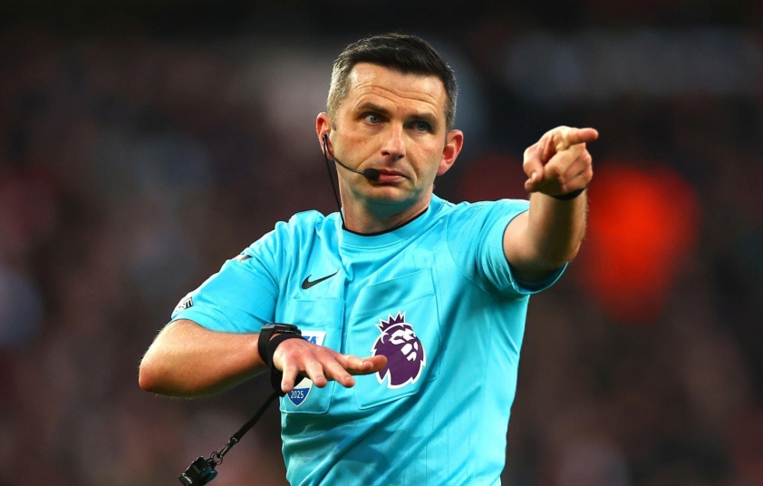 Trọng tài Michael Oliver và những hệ lụy từ những quyết định gây tranh cãi