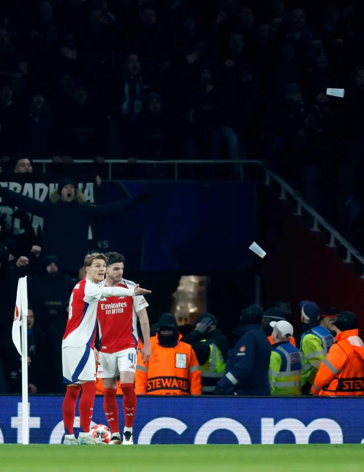 CĐV Dinamo Zagreb ném chai bia, cốc vào Declan Rice trong trận đấu với Arsenal