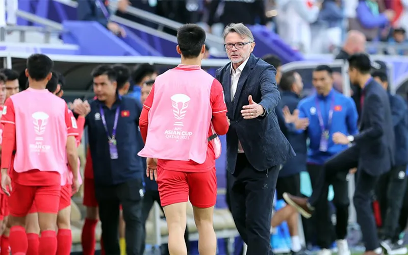 HLV Troussier gửi lời chúc mừng ĐT Việt Nam vô địch AFF Cup