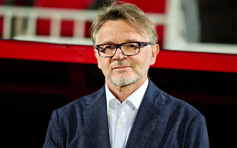 HLV Troussier chúc mừng ĐT Việt Nam vô địch AFF Cup 2024