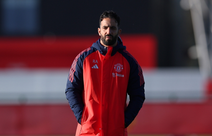 Patrice Evra kêu gọi Ruben Amorim tước băng thủ quân Bruno Fernandes để trao cho Harry Maguire