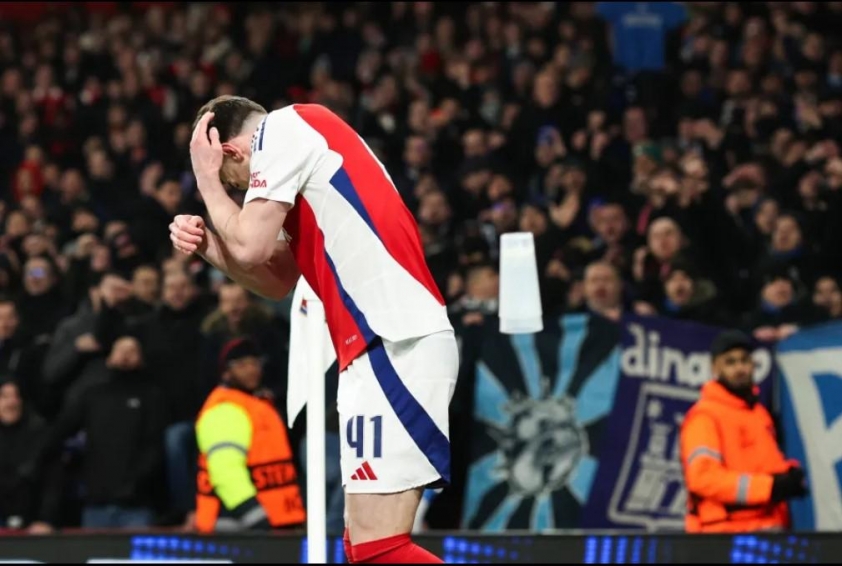 CĐV Dinamo Zagreb ném chai bia, cốc vào Declan Rice trong trận đấu với Arsenal