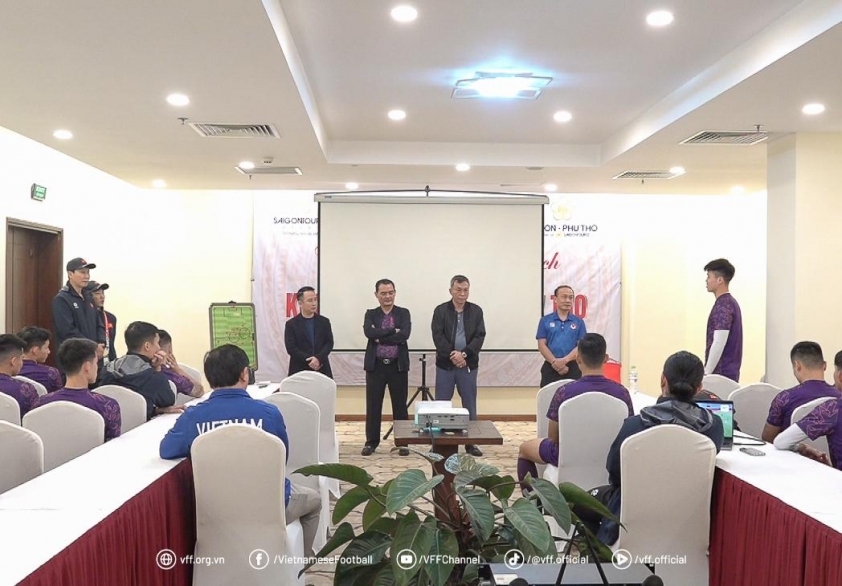 Chủ tịch LĐBĐVN Trần Quốc Tuấn động viên tinh thần ĐT Việt Nam trước thềm chung kết AFF Cup 2024