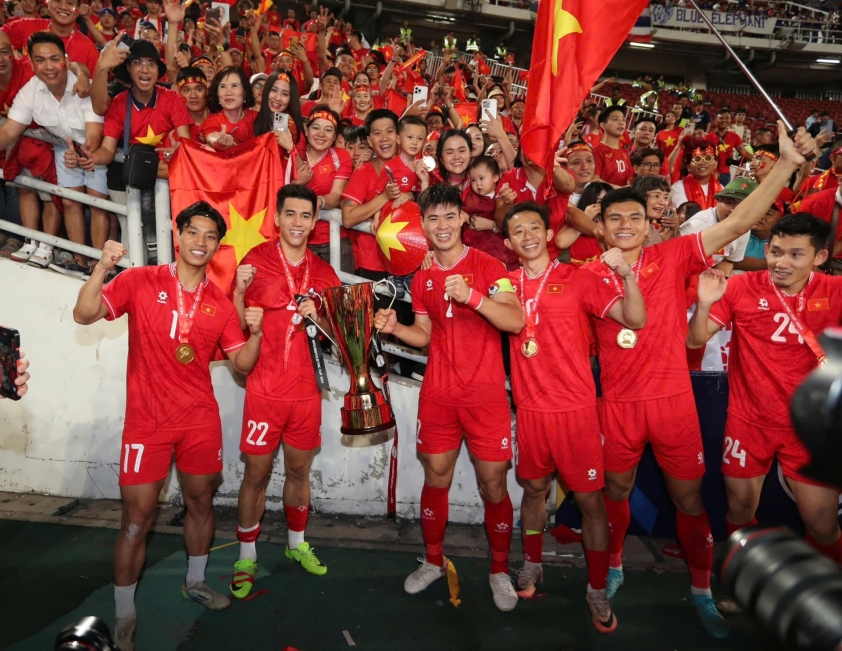 Chiến tích lịch sử ĐT Việt Nam nâng cao Cúp vô địch AFF Cup 2024 trên đất Thái Lan