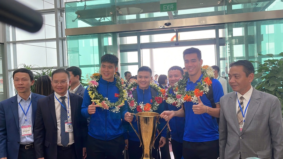 Đón chào anh hùng Những khoảnh khắc xúc động trong ngày ĐT Việt Nam trở về sau chiến thắng AFF Cup 2024