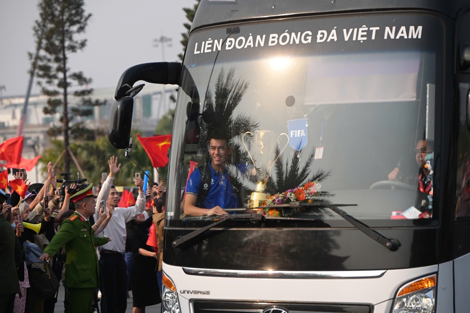 Đón chào anh hùng Những khoảnh khắc xúc động trong ngày ĐT Việt Nam trở về sau chiến thắng AFF Cup 2024