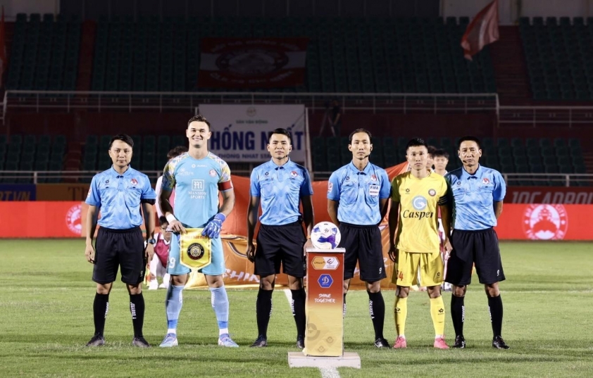 VFF xử phạt tổ trọng tài trận TP.HCM vs Thanh Hóa: Sai sót nghiêm trọng ở phút 65