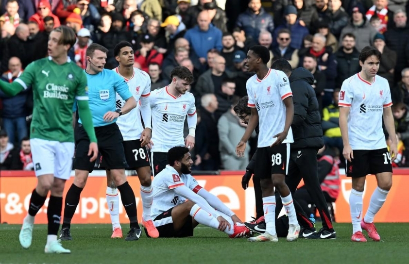 Joe Gomez dính chấn thương, hàng thủ Liverpool thêm khủng hoảng