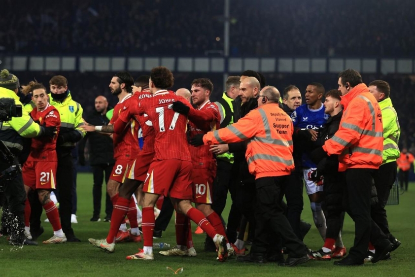 Trận Derby Merseyside đầy hỗn loạn: Thẻ đỏ, ẩu đả và tranh cãi nảy lửa