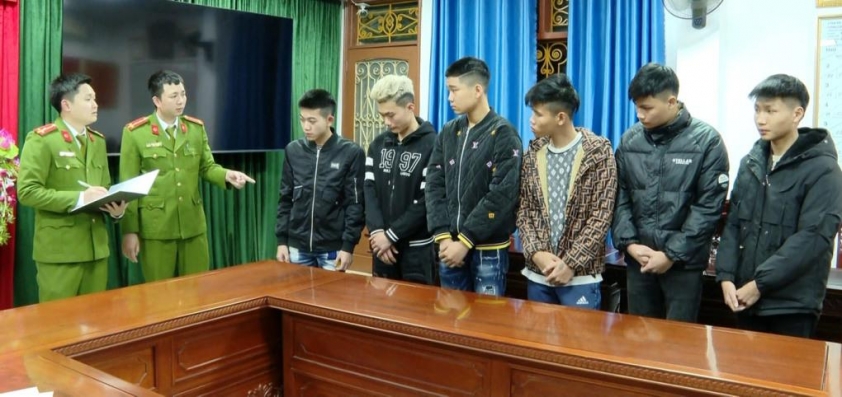 Nhóm thanh niên Ninh Bình dí mã tấu, bắt cầu thủ quỳ xin lỗi: Đã khởi tố!