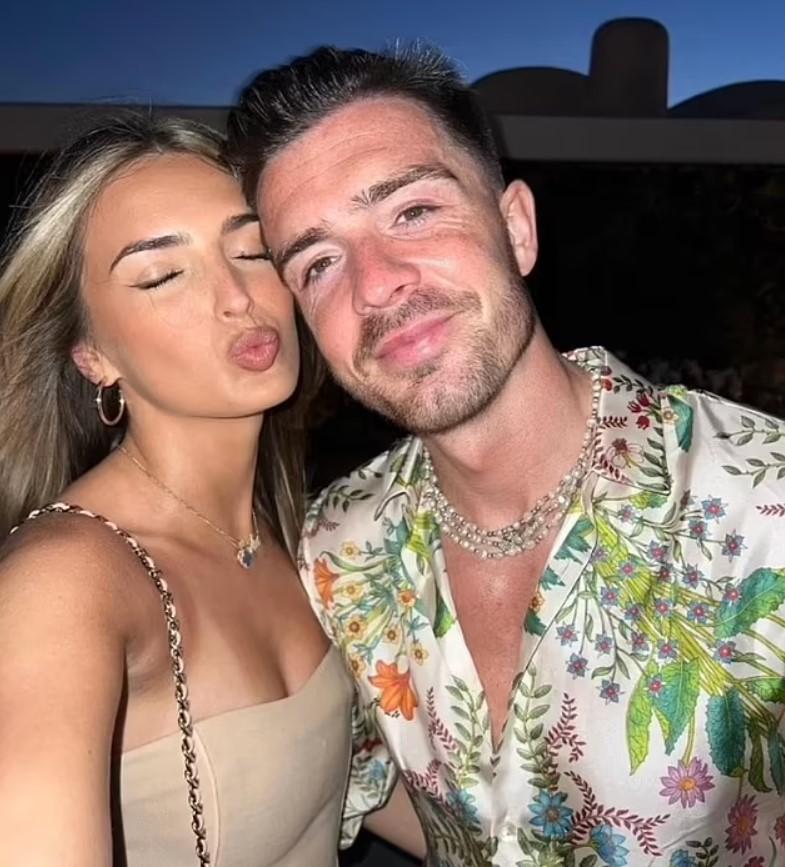 Grealish đối mặt với làn sóng chỉ trích sau khi bị bắt gặp rời nhà hàng sang trọng cùng một cô gái lạ