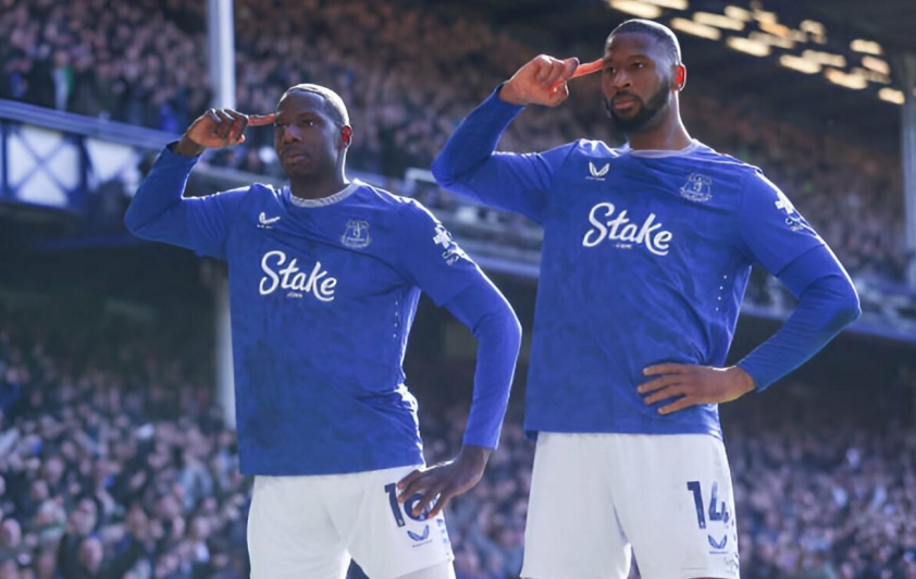 Manchester United hòa Everton 2-2: Phong độ thất thường và tranh cãi trọng tài