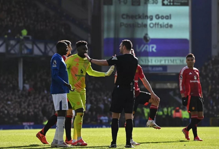 VAR chính xác khi từ chối penalty cho Everton trong trận hòa kịch tính với MU