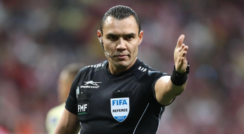 Trọng tài Marco Ortiz Nava bị cấm 6 tháng vì xin chữ ký Messi