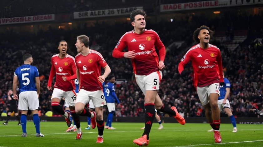 Man Utd thắng kịch tính 3-2 trước Ipswich Town, leo lên vị trí thứ 14 Ngoại hạng Anh