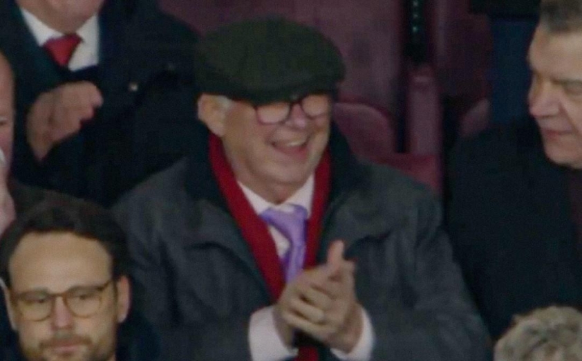 Sir Alex Ferguson: Từ ngáp dài đến nụ cười rạng rỡ tại Old Trafford