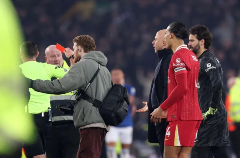 HLV Arne Slot của Liverpool: Thẻ đỏ, án phạt và sự tranh cãi chưa có hồi kết