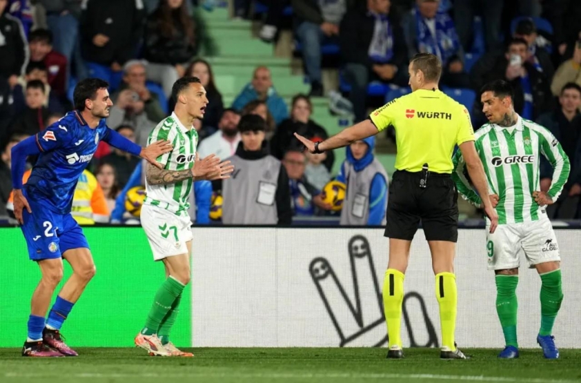 Antony nhận thẻ đỏ trực tiếp, Betis mất trụ cột trong trận đấu với Real Madrid