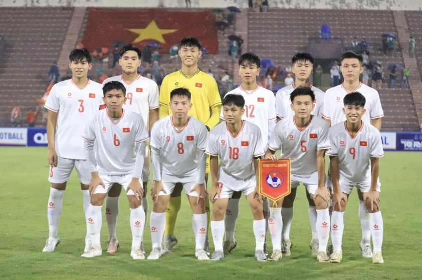 HLV Roland trở lại dẫn dắt U17 Việt Nam, cùng chuyên gia Nhật Bản hướng đến World Cup