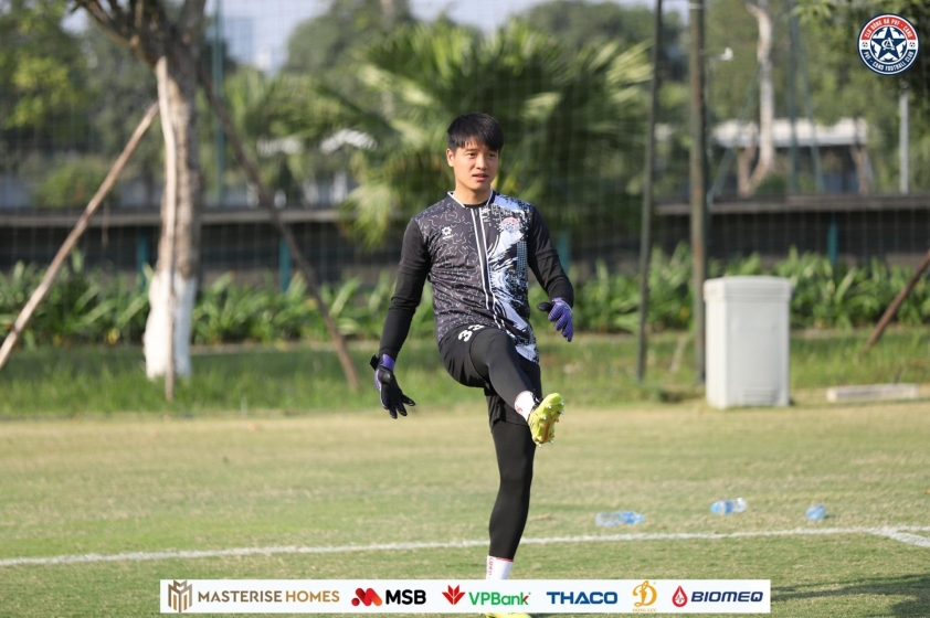 Thủ môn Phí Minh Long đón sinh nhật đặc biệt bên gia đình nhỏ