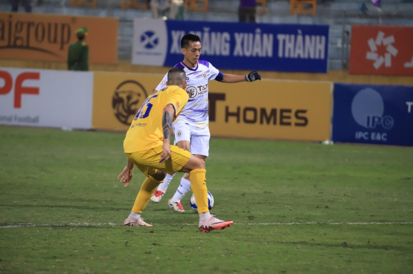 Văn Quyết gia hạn hợp đồng 3 năm với Hà Nội FC: Nụ hôn bạc tỷ và những dấu ấn lịch sử