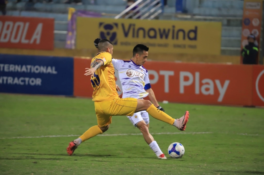 Nguyễn Văn Quyết tỏa sáng, Hà Nội FC thắng đậm SLNA, tạm chiếm vị trí thứ tư V-League