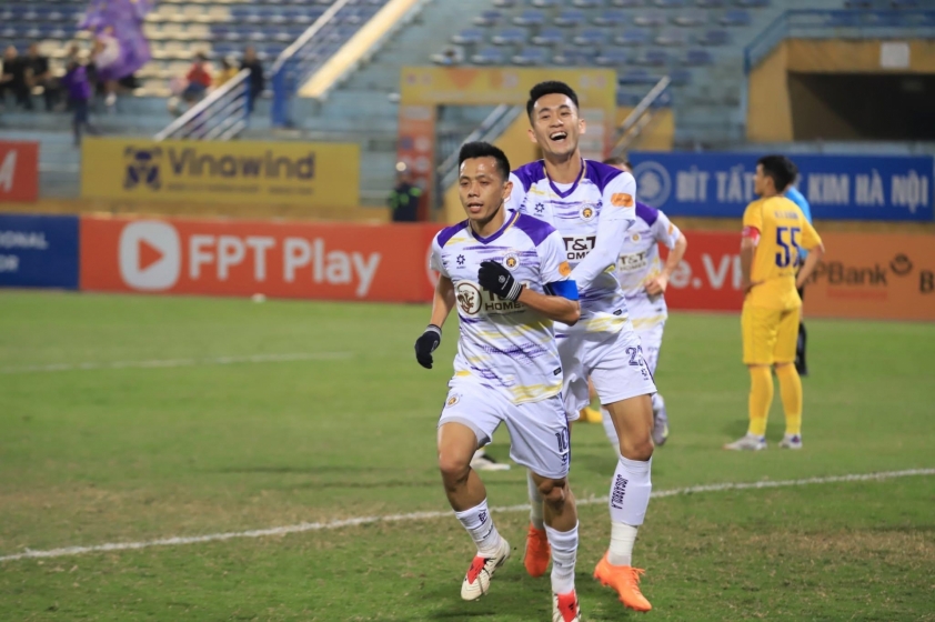 Nguyễn Văn Quyết tỏa sáng, Hà Nội FC thắng đậm SLNA, tạm chiếm vị trí thứ tư V-League
