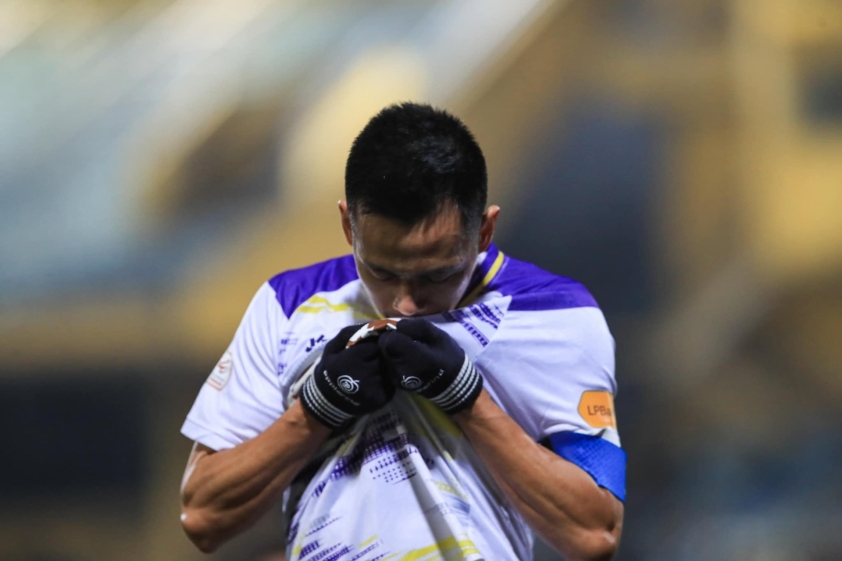 Văn Quyết gia hạn hợp đồng 3 năm với Hà Nội FC: Nụ hôn bạc tỷ và những dấu ấn lịch sử