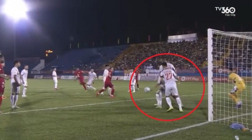 Vòng 13 V-League 2024/25: Công tác trọng tài gây tranh cãi dữ dội