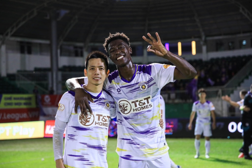 Nguyễn Văn Quyết nhường penalty, ưu tiên chiến thắng tập thể cho Hà Nội FC