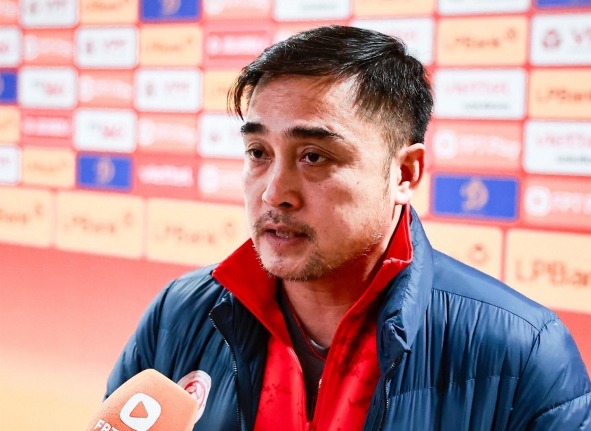 HLV Nguyễn Đức Thắng nhận thẻ vàng vì phản ứng trọng tài: Vấn nạn trọng tài V-League 2024/25?